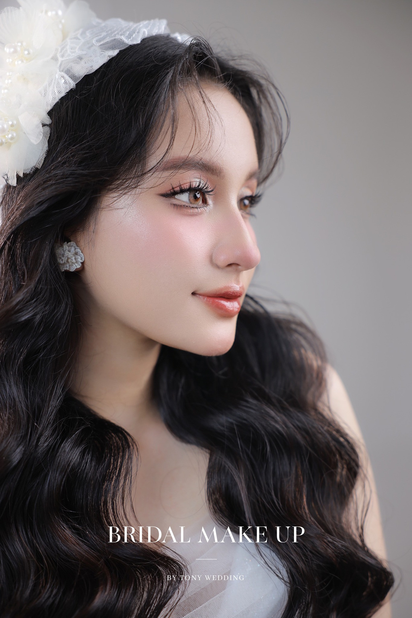 Mái tóc xoăn sóng bồng bềnh làm nổi bật vẻ đẹp thanh thoát của cô dâu