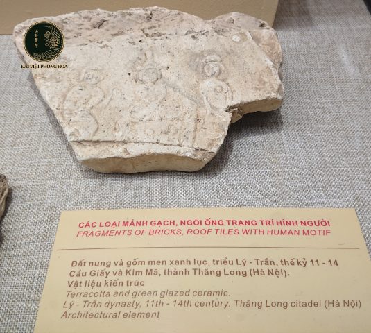 Mảnh gạch ngói trang trí hình người thể hiện kiểu tóc phụ nữ Việt thời Lý Trần