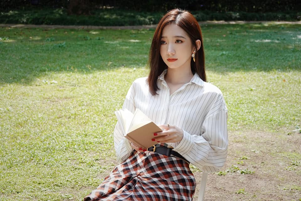 Mạnh Mỹ Kỳ với kiểu tóc dài ngang vai uốn nhẹ, làm mềm mại vóc dáng người gầy