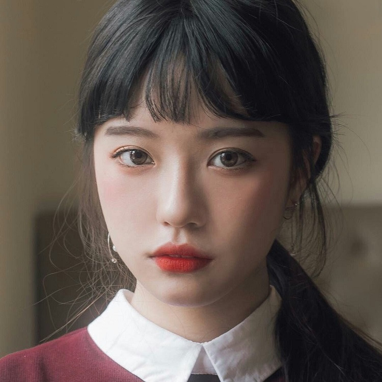 Mặt to để tóc mái ngố trên lông mày đáng yêu