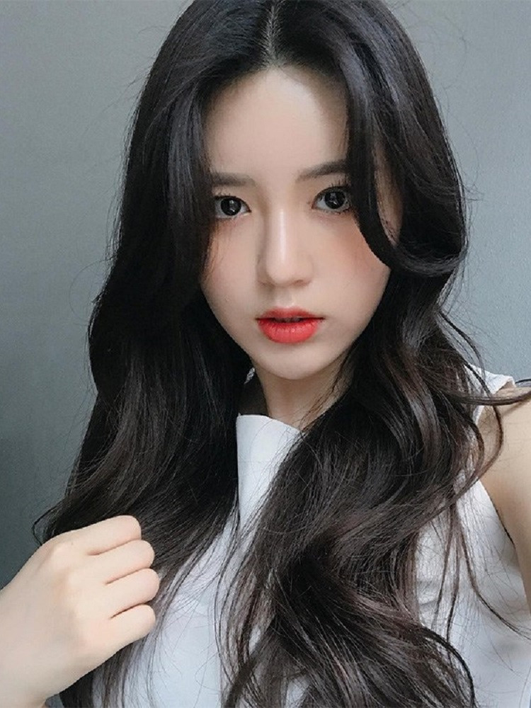 Mặt to nên để tóc mái dài hai bên