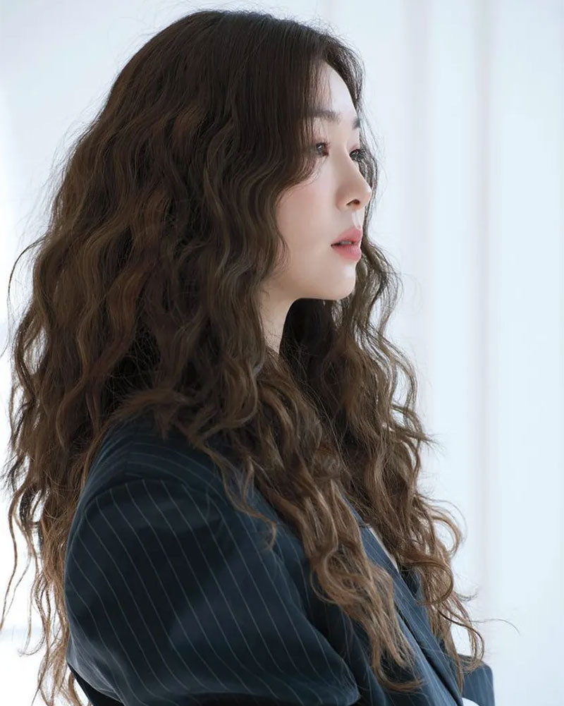Mẫu kiểu tóc xù đũa nhẹ nhàng với phần mái thưa tạo vẻ mềm mại