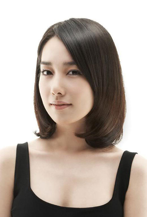 Màu nâu socola làm tăng vẻ đẹp của tóc ngắn ép cụp phồng