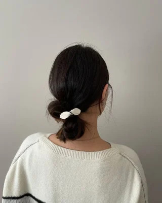 Mẫu tóc búi thấp đơn giản nhưng sang trọng cho quý bà ở độ tuổi 70