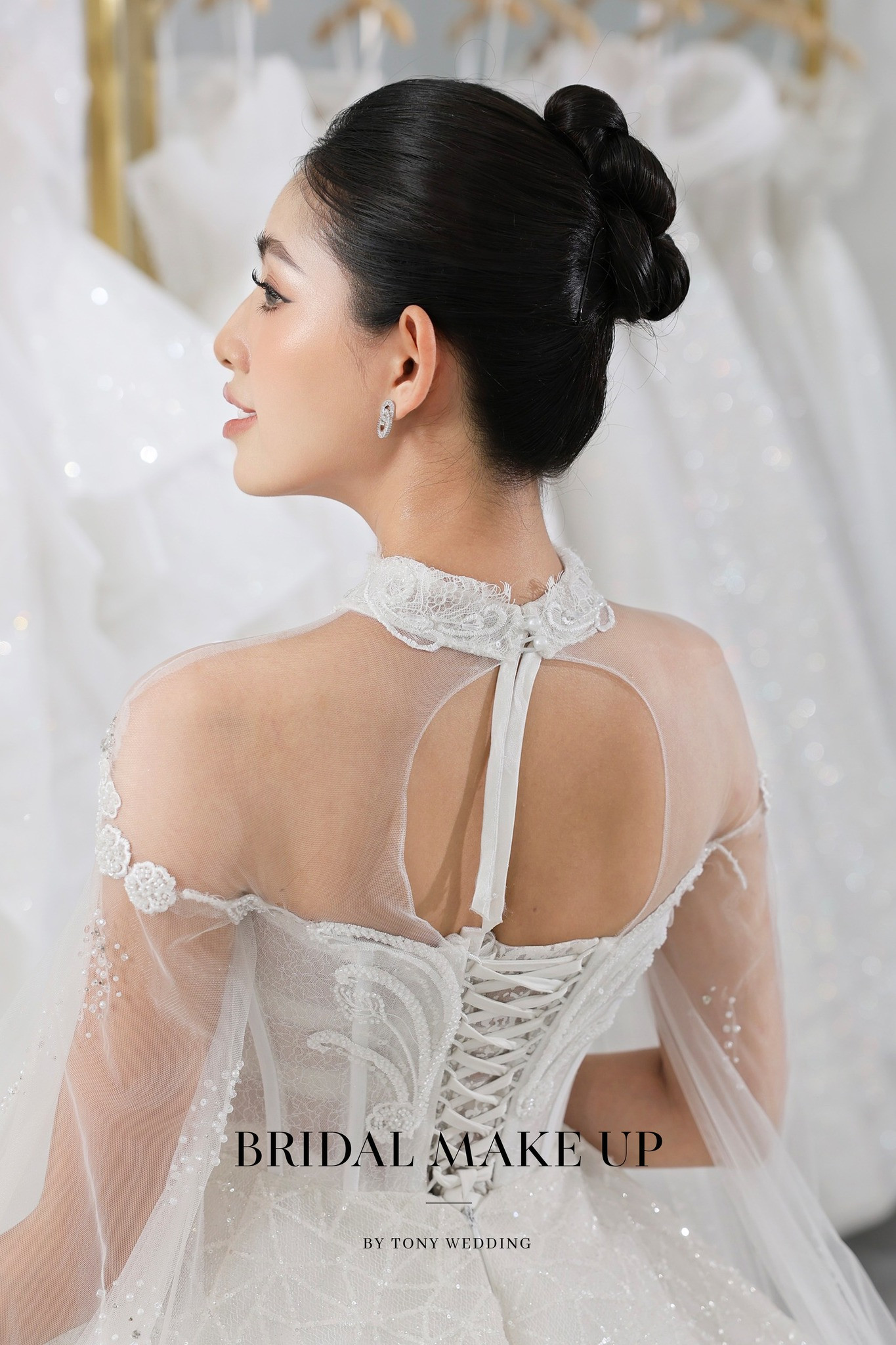 Mẫu tóc cô dâu búi cao hiện đại, khoe trọn đường nét thanh tú của gương mặt