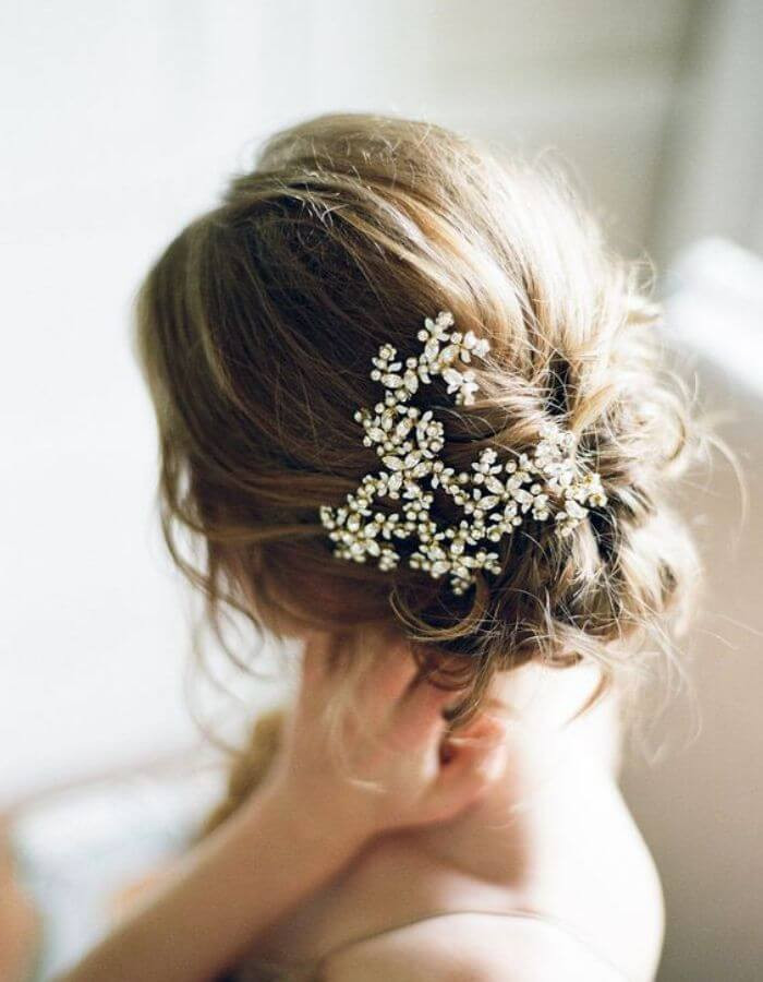 Mẫu tóc cô dâu tóc ngắn đánh xù bồng bềnh, tạo vẻ sang trọng