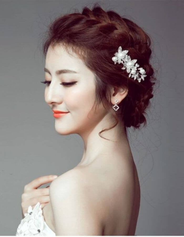 Mẫu tóc cô dâu tóc ngắn tết thanh thoát, tô điểm vẻ đẹp tự nhiên