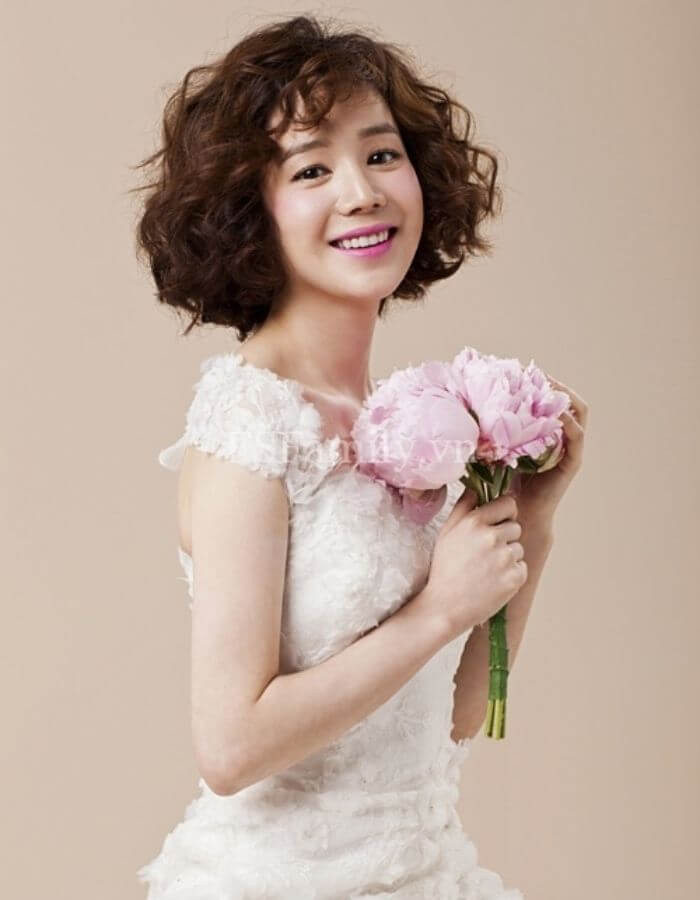 Mẫu tóc cô dâu tóc ngắn xoăn sóng nước tạo độ bồng bềnh tự nhiên