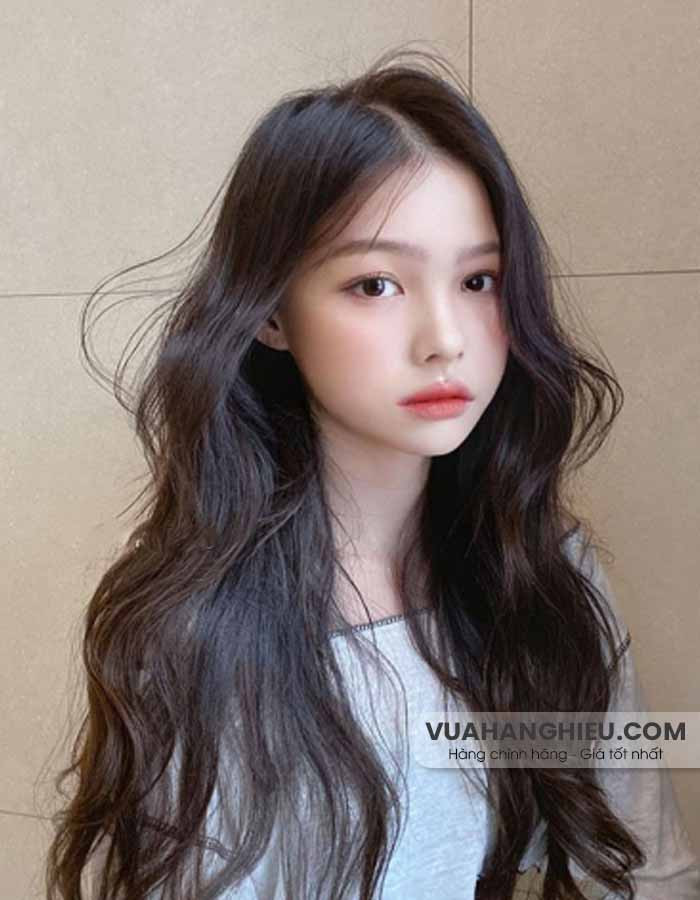 Mẫu tóc dài uốn gợn sóng nhẹ nhàng, tinh tế và tự nhiên