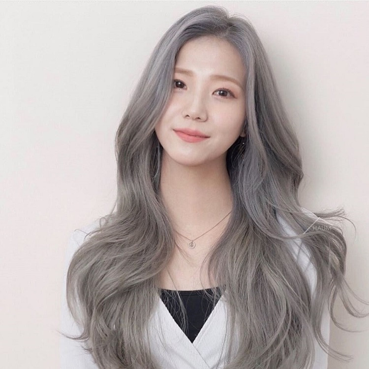 Màu tóc đẹp cho người mặt tròn to: Xám khói