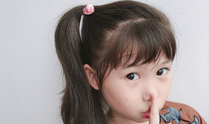 Mẫu tóc đuôi ngựa lệch cá tính và dễ thương cho bé