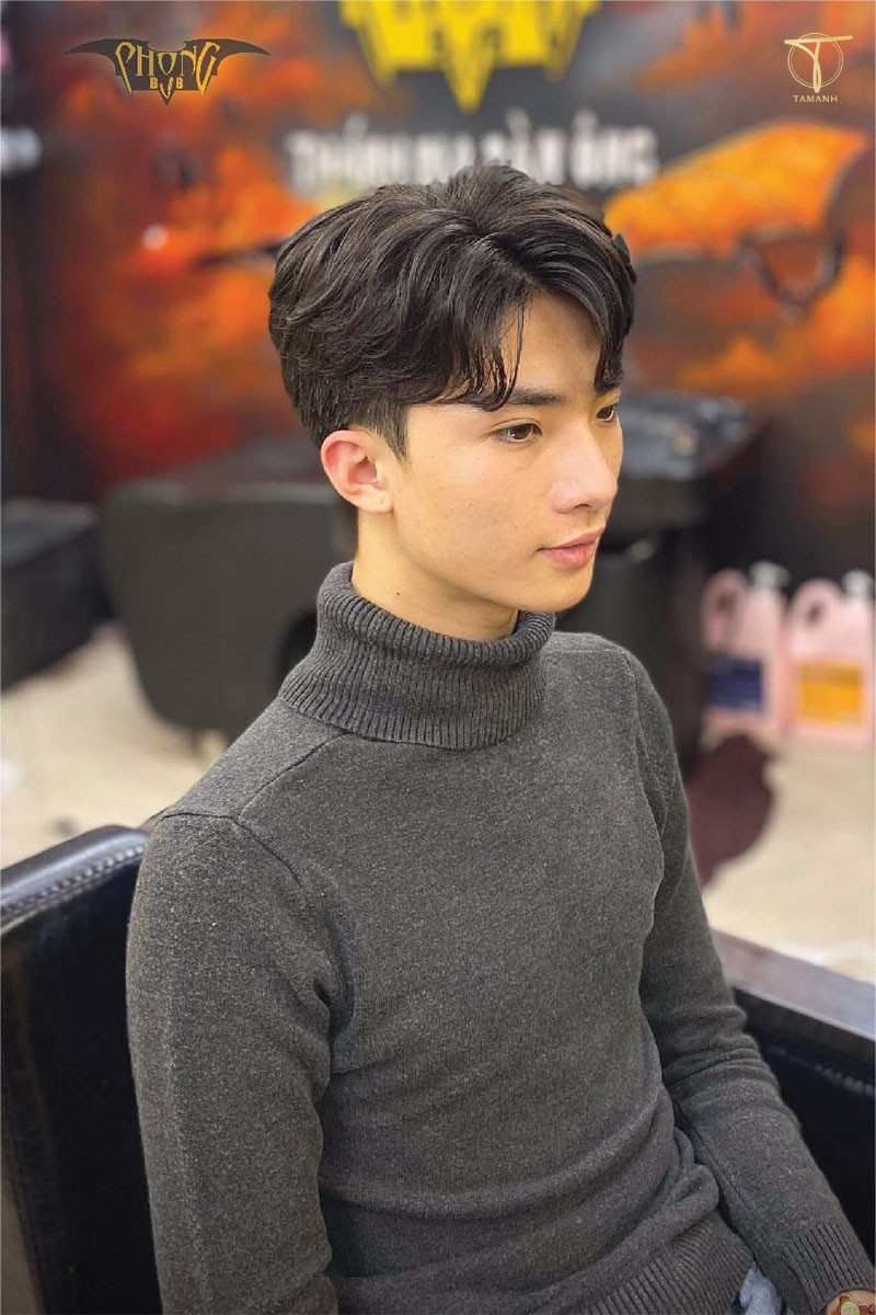 Mẫu tóc middle part uốn nhẹ lãng tử, tạo độ bồng bềnh tự nhiên