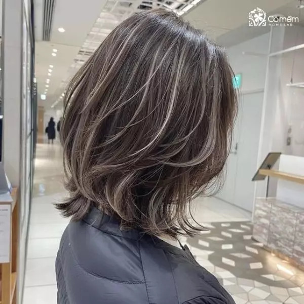 Mẫu tóc ngắn highlight từng sợi màu xanh bạc cá tính, mang lại vẻ trẻ trung