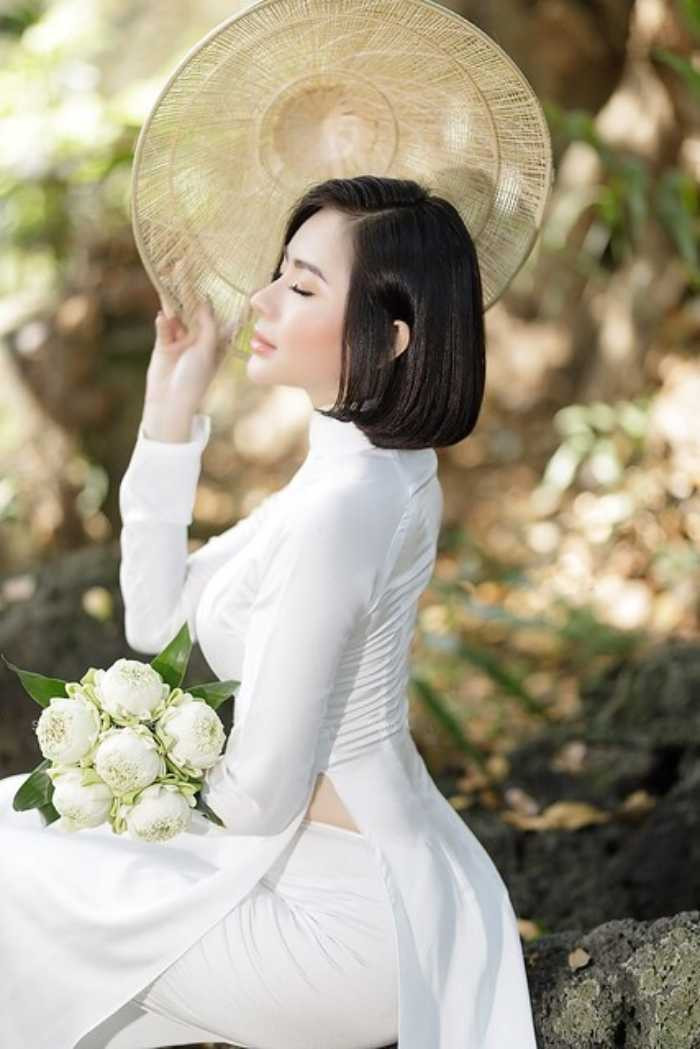 Mẫu tóc ngắn ngang vai ép phồng đẹp khi mặc áo dài trắng
