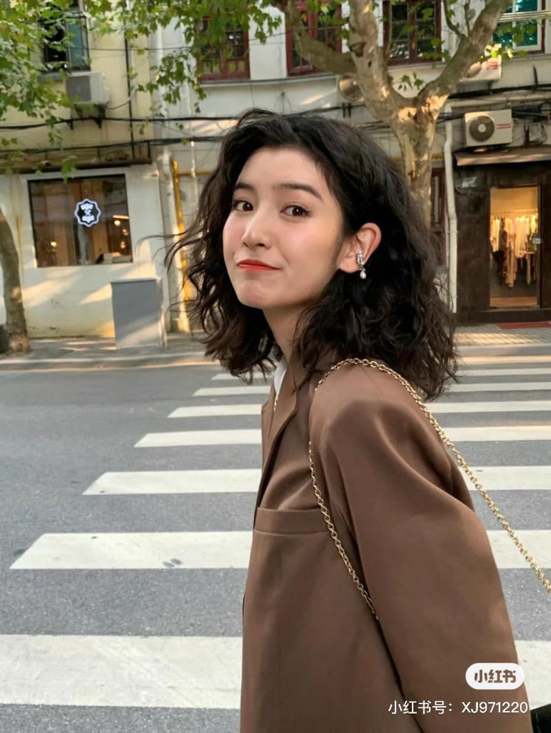 mẫu tóc ngắn tới vai bấm xù