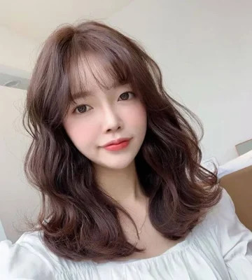 Mẫu tóc ngắn uốn sóng ngang vai dịu dàng
