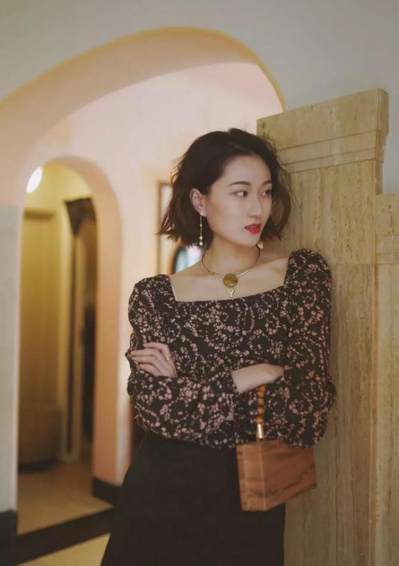 Mẫu tóc ngắn xoăn nhẹ nhàng phù hợp cho người có đầu phẳng