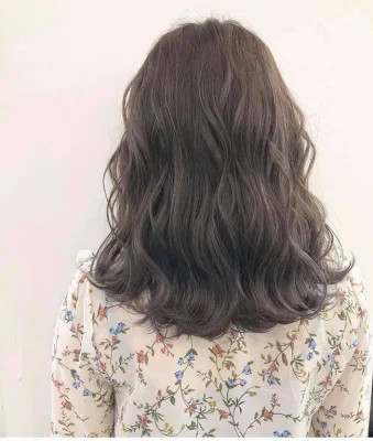 Mẫu tóc ngang vai uốn sóng lơi nhẹ nhàng