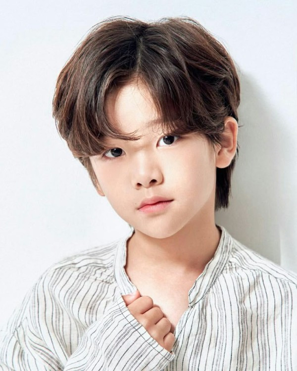 Mẫu tóc rẽ ngôi bé trai Hàn Quốc cực ngầu và cuốn hút