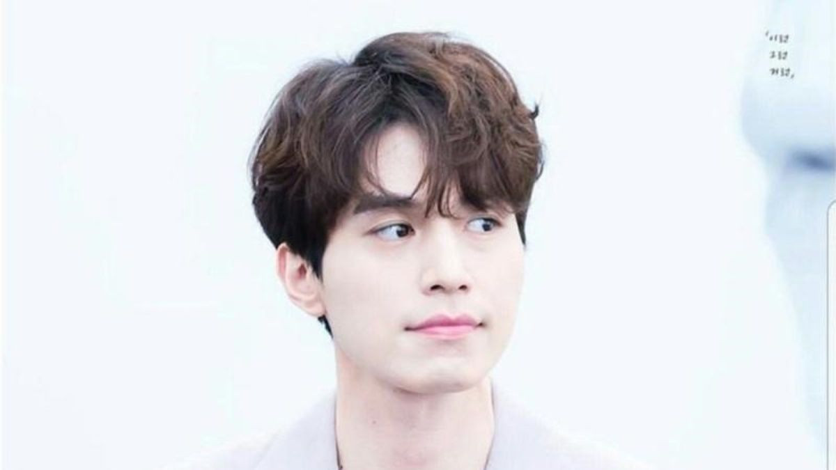 Mẫu tóc side part mái dài uốn nhẹ nhàng tự nhiên