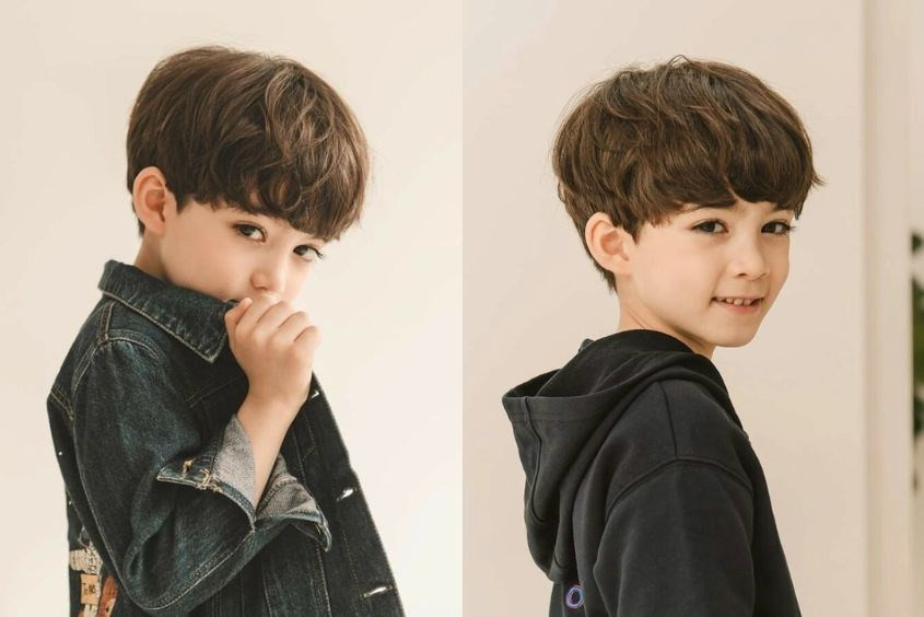 Mẫu tóc xoăn nhẹ tự nhiên, cá tính cho bé trai đi học