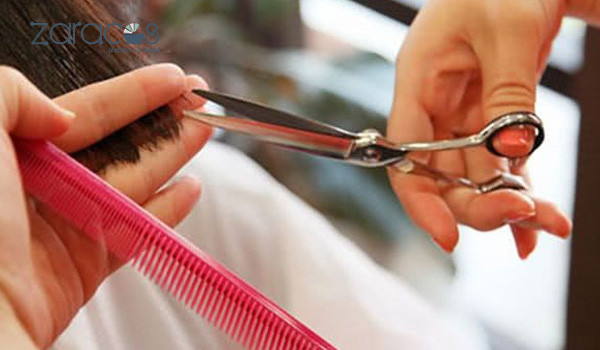 Mẹ bầu với mái tóc ngắn gọn gàng, thể hiện sự thoải mái và tự tin.