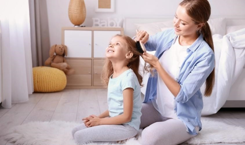 Mẹ nên dùng lược mềm để chải tóc cho bé