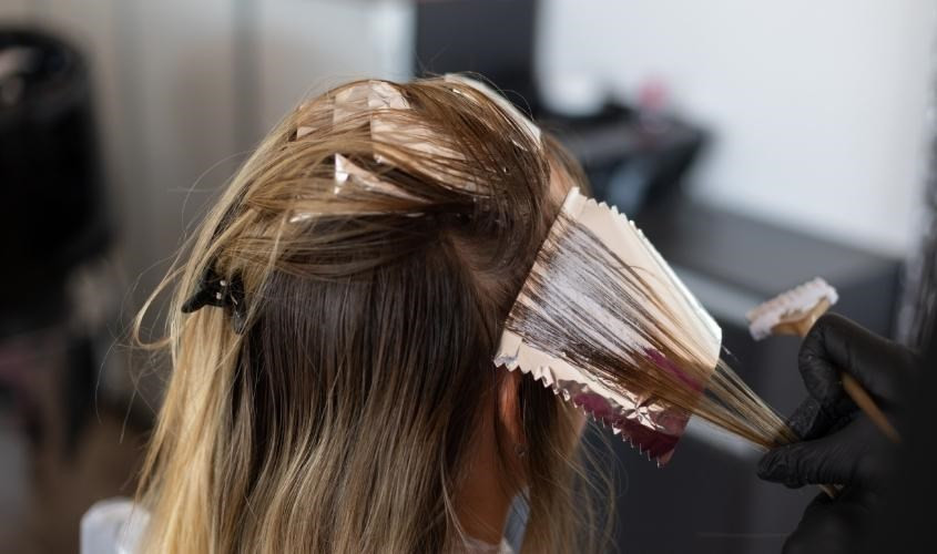 Mẹ nên hạn chế tạo kiểu tóc cho bé với sản phẩm chứa hóa chất
