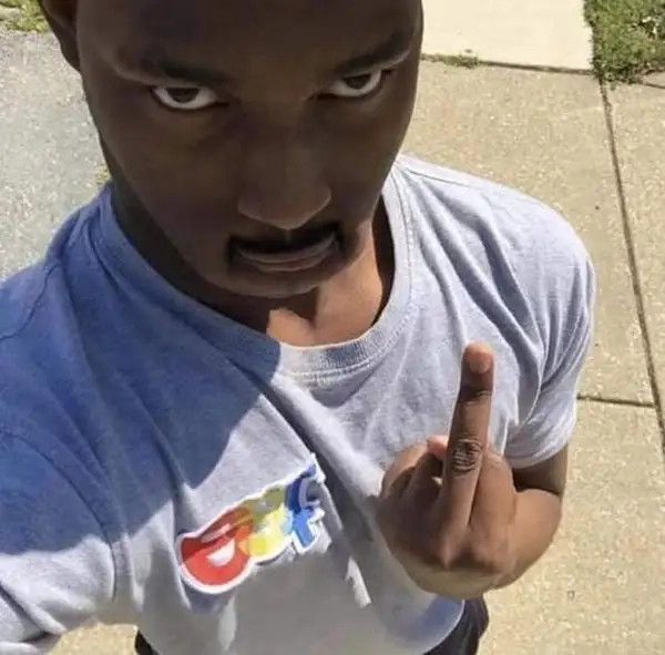 Meme chị da đen tóc ngắn thể hiện phong cách mạnh mẽ và cá tính