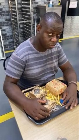 Meme tóc ngắn da đen thể hiện vẻ đẹp mạnh mẽ và cá tính đầy cuốn hút