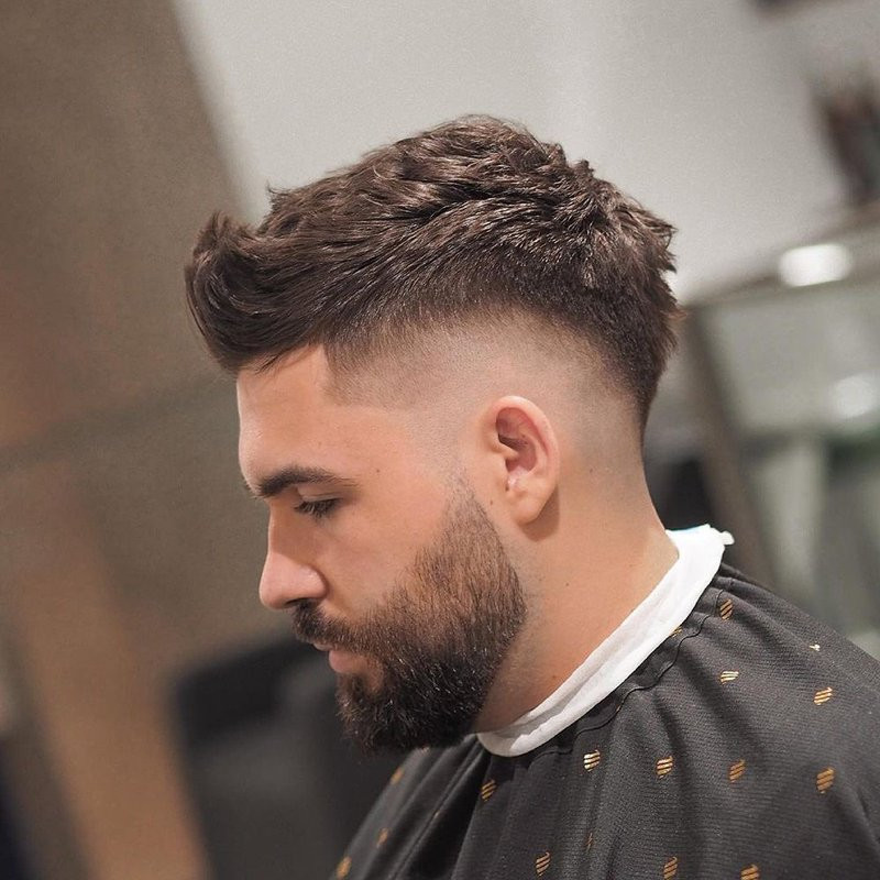 Mohawk có phần nghịch ngợm, nổi loạn, với mái tóc được cạo, cắt ngắn hai bên