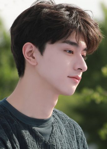 Một chàng trai với kiểu tóc nam ngắn gọn không cần vuốt tự nhiên và lịch lãm