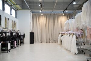 Một chuyên gia tạo kiểu tóc đang tư vấn và làm tóc cho khách hàng mặc kimono tại tiệm thuê ở Asakusa.