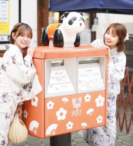 Một cô gái mặc kimono với kiểu tóc được tạo kiểu tinh tế, nổi bật giữa không gian mùa hè, minh họa sự đa dạng của một số kiểu tóc phù hợp với kimono tại Lyve Hana no Wafuku ở Asakusa.