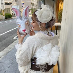 Một cô gái nước ngoài đang lựa chọn phụ kiện tóc cài hoa cho kiểu tóc kimono của mình, gương mặt rạng rỡ, gợi ý cách tận dụng phụ kiện để làm đẹp cho một số kiểu tóc khi mặc kimono ở Asakusa.