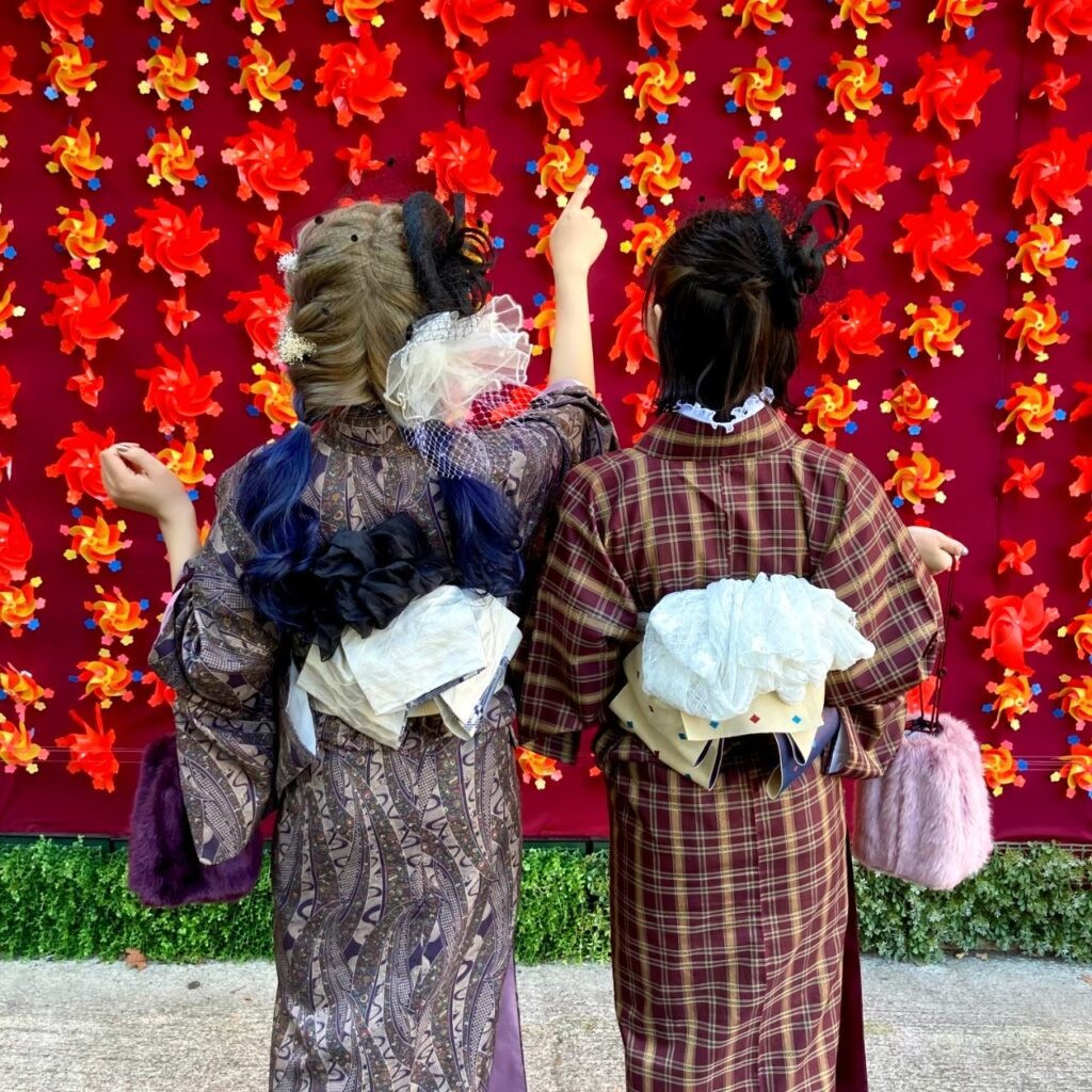 Một cô gái tạo dáng với kimono và kiểu tóc búi đơn giản, chụp ảnh tại Asakusa, minh họa một trong số kiểu tóc được ưa chuộng khi du khách tham khảo trên mạng xã hội.