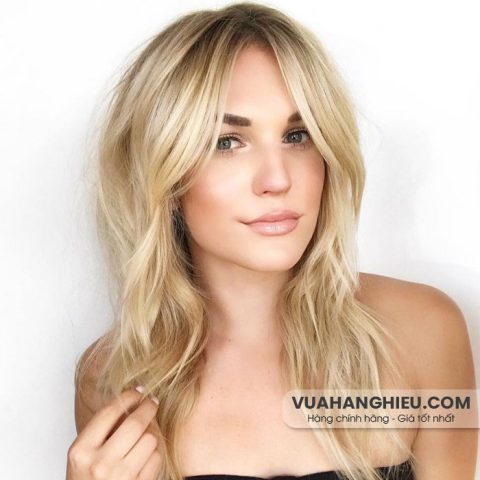 Một cô gái với kiểu tóc layer bồng bềnh ôm sát khuôn mặt, tôn lên vẻ đẹp thanh thoát.