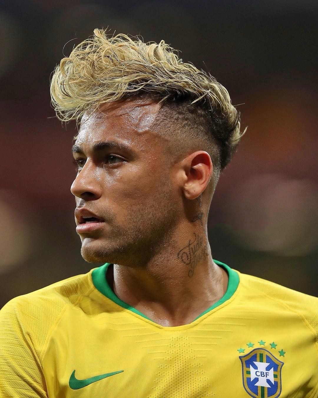 Một góc nhìn khác về kiểu tóc Faux Hawk của Neymar