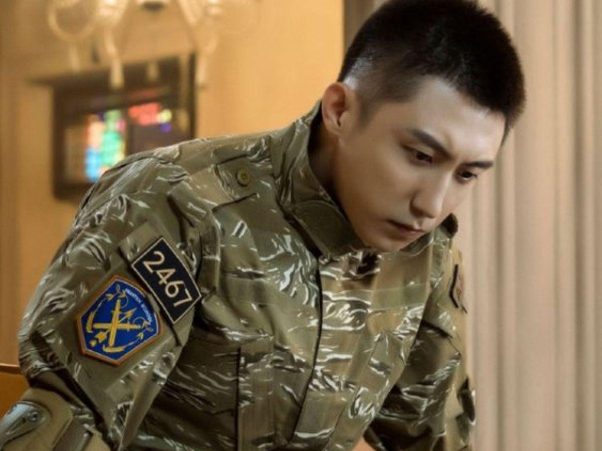 Một người đàn ông đang tự tạo kiểu tóc ngắn của mình với sự hỗ trợ của sản phẩm, minh họa quy trình chăm sóc đơn giản cho kiểu tóc quân đội Mỹ