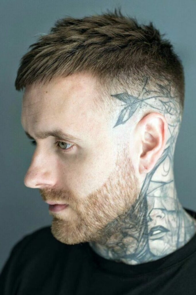 Một người đàn ông với kiểu tóc Caesar Cut được tạo kiểu tinh tế