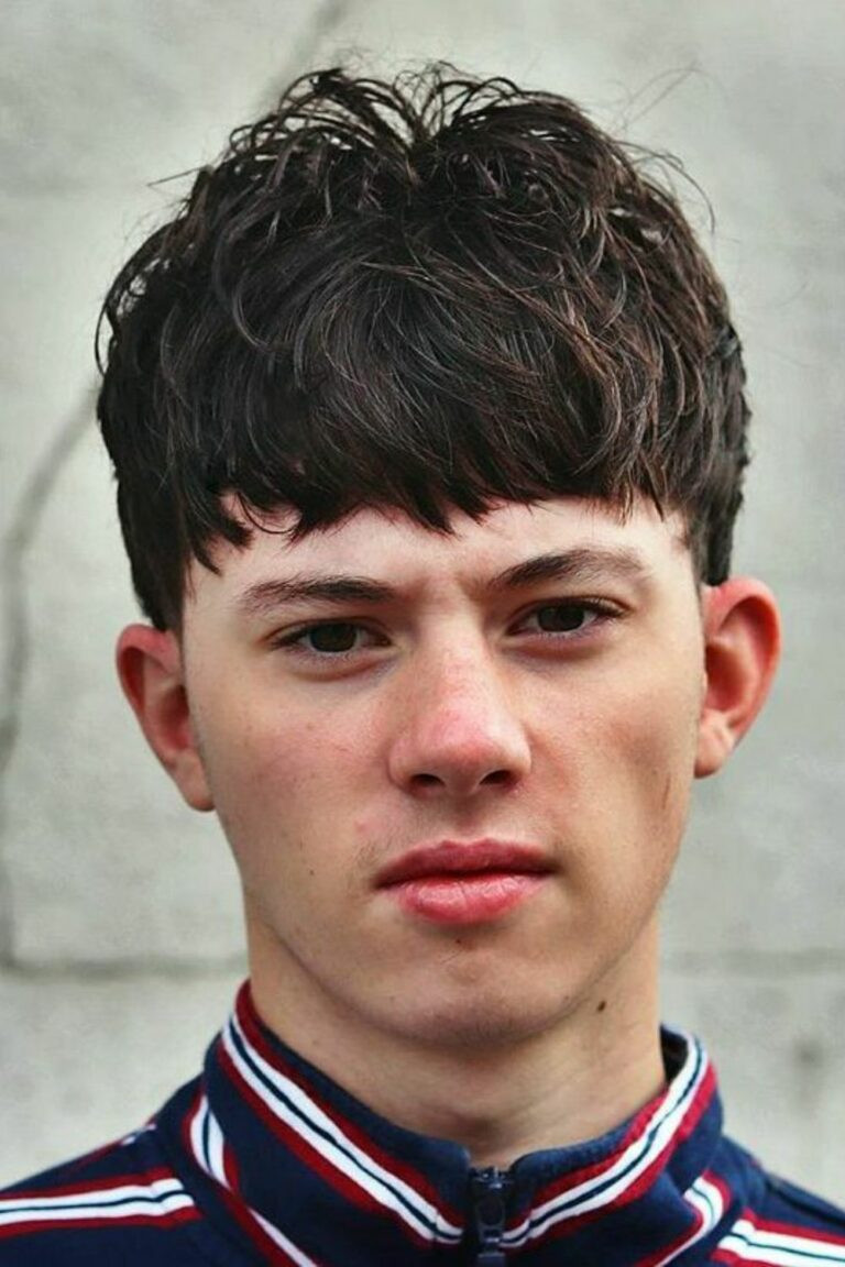 Một người đàn ông với kiểu tóc Caesar Cut mái dài và hiện đại