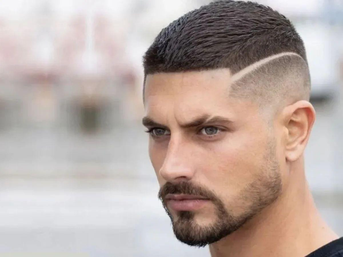 Một người đàn ông với kiểu tóc High and Tight, phần tóc hai bên và gáy được cắt rất sát, đỉnh tóc ngắn gọn gàng, thể hiện phong cách quân đội Mỹ