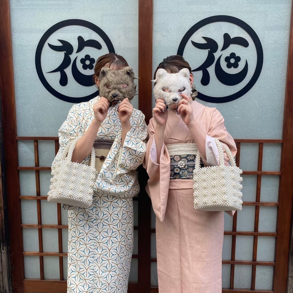 Một nhóm sinh viên nữ trẻ mặc kimono với các kiểu tóc đa dạng, đang vui vẻ chụp ảnh tại một con phố ở Asakusa, minh họa gói ưu đãi tạo kiểu tóc cho sinh viên của Lyve.