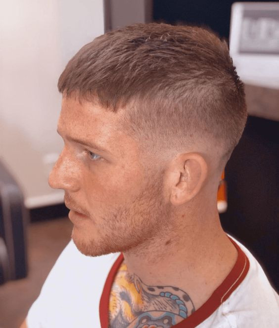 Một quý ông với kiểu tóc Caesar Cut cổ điển và lịch lãm