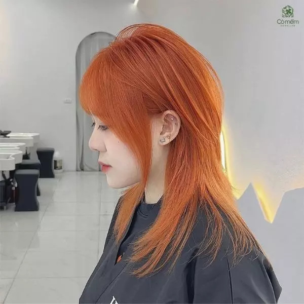 Mullet layer ngắn với màu nhuộm thời thượng, một trong các kiểu tóc hot 2024 cá tính