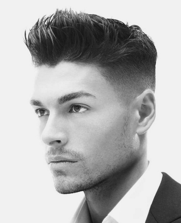 Nam giới với kiểu tóc high and tight trung bình, phần tóc được đánh rối tự nhiên một cách có chủ đích, tạo nên vẻ ngoài phóng khoáng và thu hút.