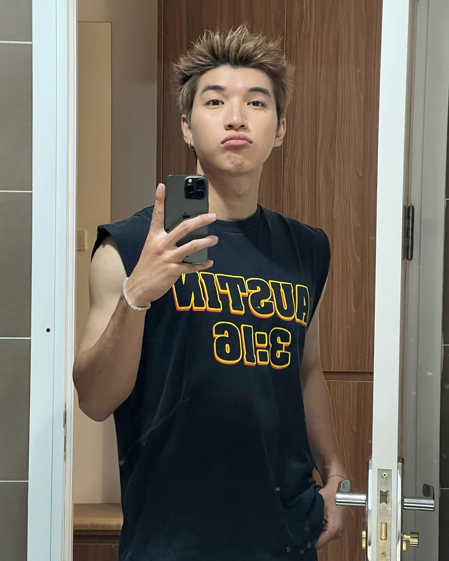 Nam rapper HIEUTHUHAI với mái tóc màu nâu sáng, tôn lên làn da và gương mặt.