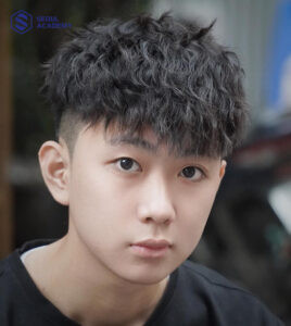 Nam sinh cấp 2 với kiểu tóc 7/3 uốn nhẹ bồng bềnh