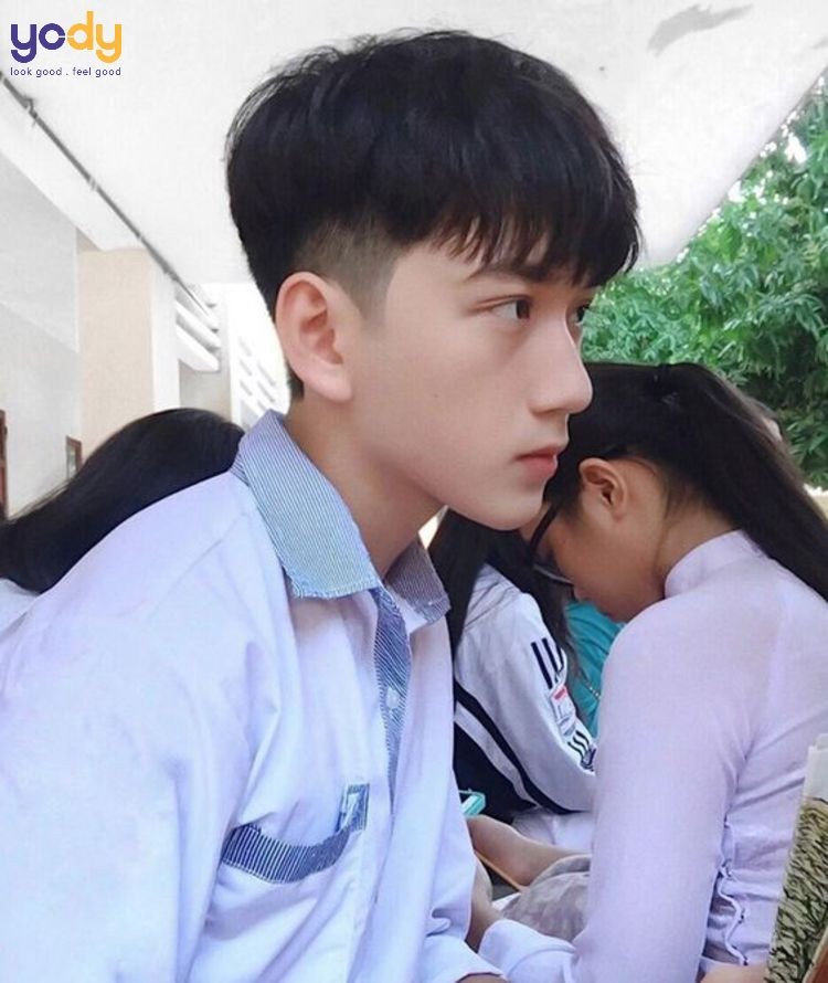 Nam sinh với kiểu tóc layer đơn giản và trẻ trung