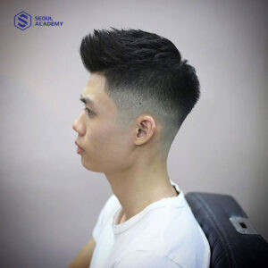 Nam sinh với kiểu tóc short quiff phong cách, gọn gàng